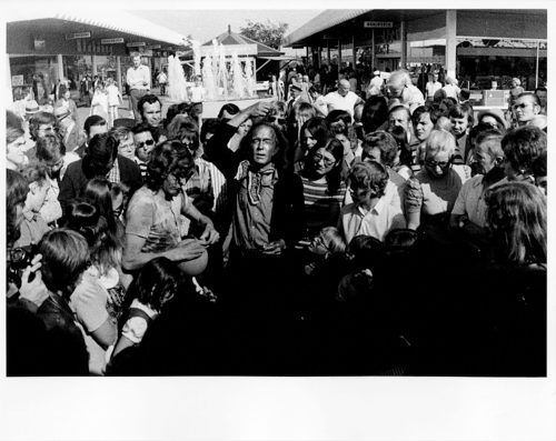 Nic Tenwiggenhorn (Fotograf*in), Al Hansen während der 1. Bochumer Kunstwoche, 5.–10. Juni 1972