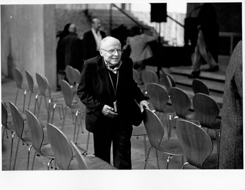 Nic Tenwiggenhorn (Fotograf*in), Reiner Ruthenbeck während der Verleihung des Lehmbruck-Preises, Wilhelm Lehmbruck-Museum, Duisburg, 2006, 28.1.2006