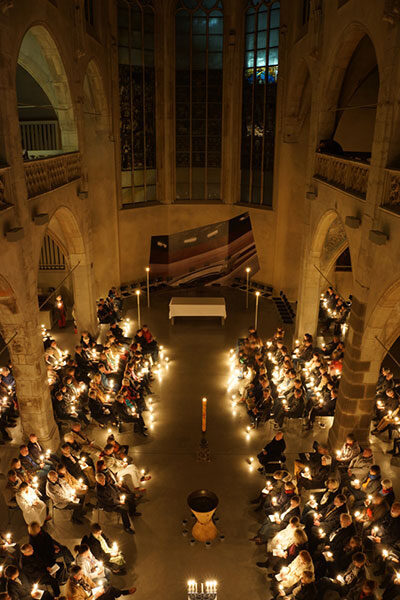 Nachrichtenstudio (Installationsansicht am Osternacht bei Sankt Peter Köln ), 2014, Klebefolie, ...