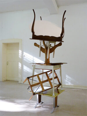 Dancing Tables, 2012m, Holz l Stahl l Kunststoff, 270 x 140 x 150 cm