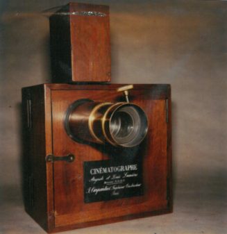 'Cinématographe' der Gebrüder Lumière, der Filmkamera, Kopiergerät und Filmprojektor in einem i ...