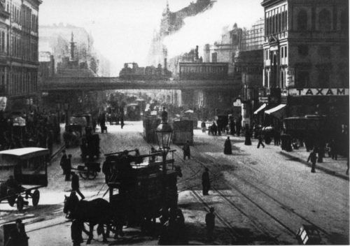 Großstadtverkehr auf dem Alexanderplatz, Szenenfoto aus dem Film "LEBEN UND TREIBEN AM ALEXANDE ...