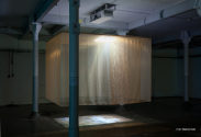 Pond, 2014, Stoff, Video ( Videoinstallation), 300 x 250 x 250 cm (h x w x b)