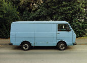 Blauer VW-Transporter, Dusseldorf-Heer dt, 2003 (C-Print, 48,5x35cm, Ed.8) © VG Bildkunst