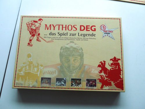 Düsseldorfer Eislauf-Gemeinschaft (Beteiligte Institution), Gesellschaftsspiel: Mythos DEG, Brettspiel mit Fragekärtchen, Eishockeyspieler-Pappfiguren und Würfel, rot-gelbe Farbgebung, Aufschrift: ...das Spiel zur Legende, 2002