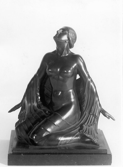 Carl Neuhaus (Künstler*in), Weibliche Figur mit Gewand