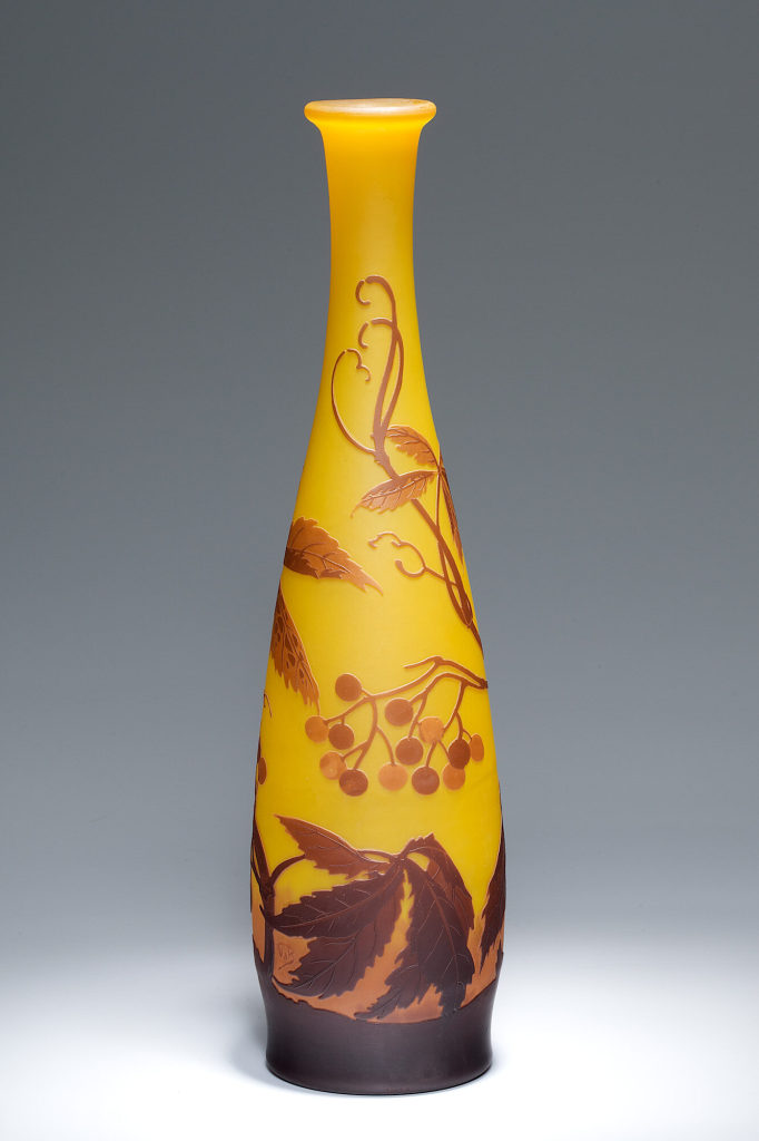 Vase mit Ebereschenzweigen