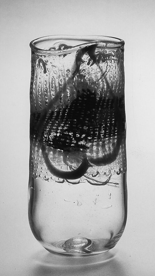 Uta Majmudar (Künstler*in), Vase mit Dekor aus Glasfasergewebe, 1986