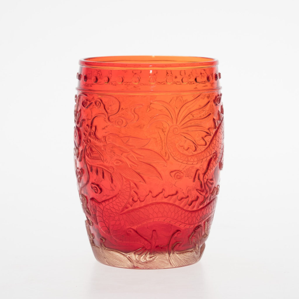 Orangeroter Becher mit Drachen