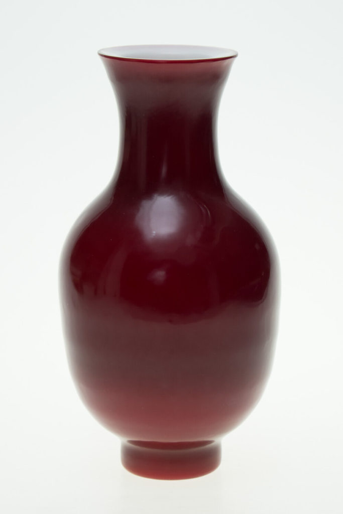 Weiß-rote Vase