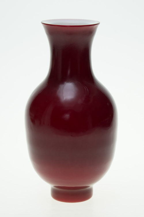 Unbekannt (Ausführung), Weiß-rote Vase, Qianlong–Periode (1736–1795)