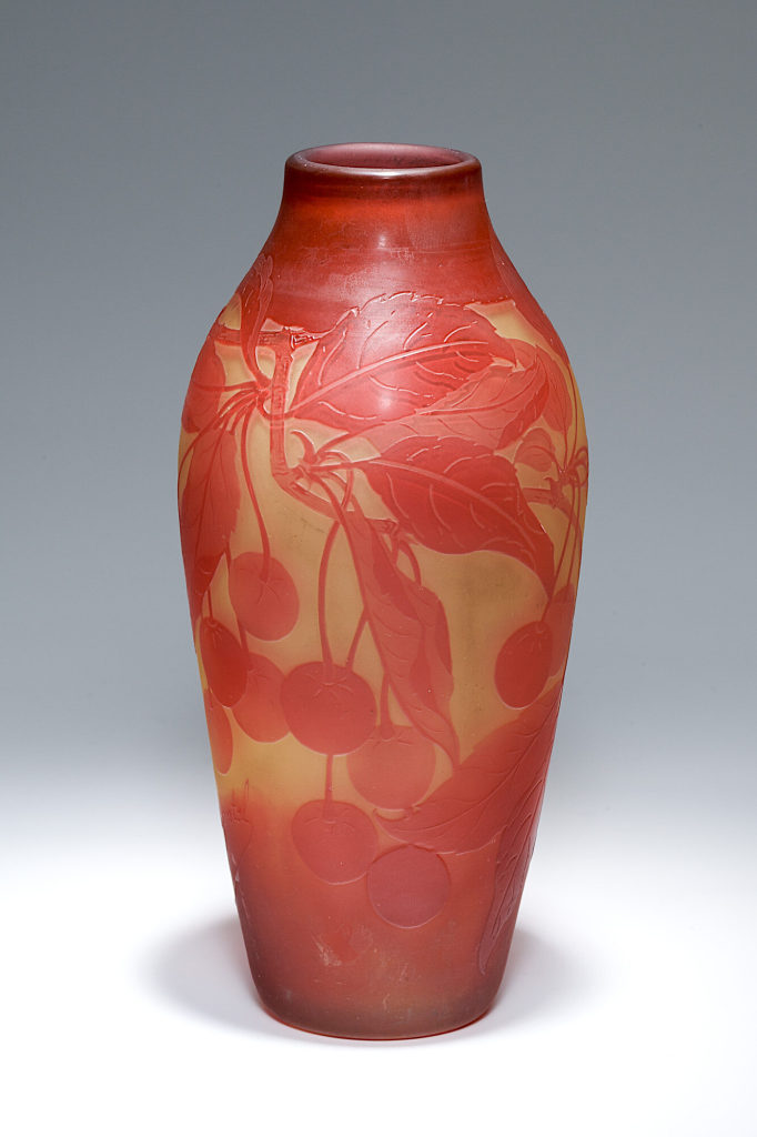 Vase mit Kirschzweigen