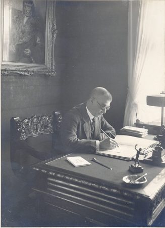 Emil Uellenberg an seinem Schreibtisch (03.08.1941)
Widmung unter dem Bild:"Das Werk ist alles ...