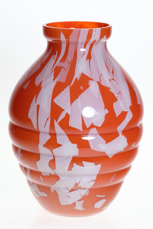 Verreries Schneider (Ausführung), Orangefarbene Vase mit weißen Einschmelzungen, 1960–1980