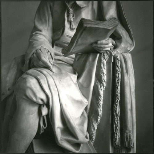 Erika Kiffl (Fotograf*in), Stein-Zeit, Louvre, Paris, 1979