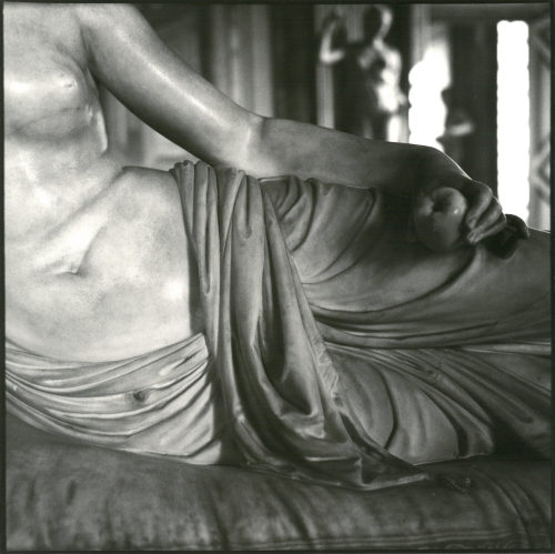 Erika Kiffl (Fotograf*in), Stein-Zeit, Rom, Villa Borghese, 1983