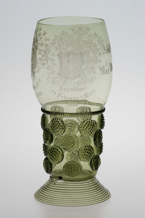 Rheinische Glashütten AG (Ausführung), Römer "Merkens" mit Widmungsgravur, Entwurf (Glas) vor 1881, Gravur um 1888