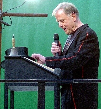 Claus Peymann während einer Versteigerung auf dem Hof des Berliner Ensembles in Berlin, 2005.