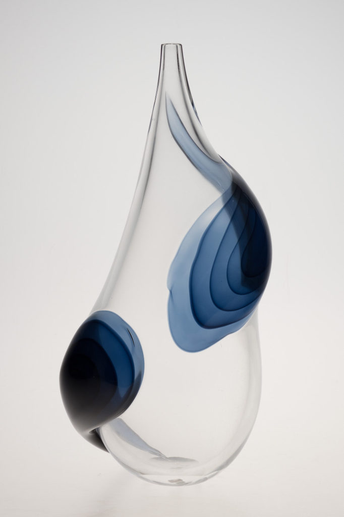 Vase mit zwei blauen Tropfennuppen