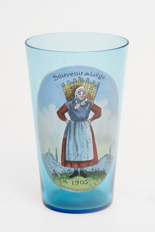 Val Saint-Lambert (Ausführung), Blauer Souvenirbecher mit Emailmalerei, datiert 1905