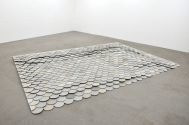 Ulrike Kötz, Dach, Beton, eingefärbte Dachziegel, 345 cm x 270 cm, Ausstellung Unter Beton, +ba ...