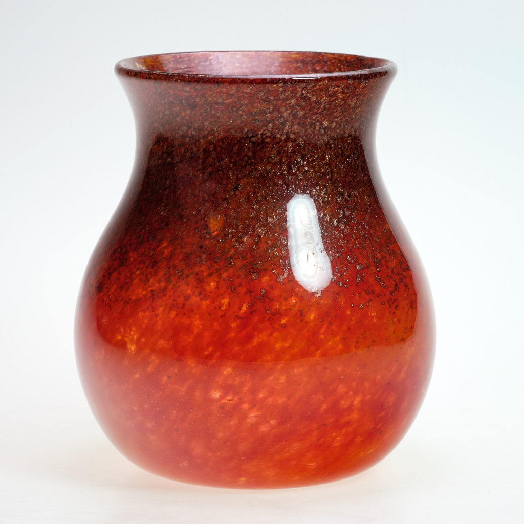 Orangefarbene Vase mit Aventurin-Einschlüssen