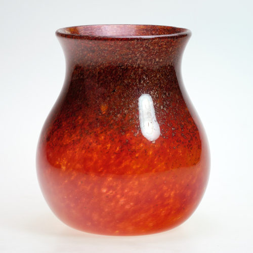 John Moncrieff's North British Glassworks (Ausführung), Orangefarbene Vase mit Aventurin-Einschlüssen, Vor 1939 oder um 1946–1961