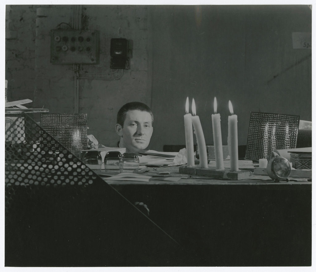 Fotografie von Otto Piene in seinem Atelier, Gladbacher Straße 69, Düsseldorf