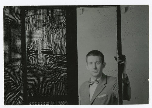 Otto Piene (Dargestellt), Fotografie von Otto Piene in seinem Atelier, Gladbacher Straße 69, Düsseldorf, ca. 1957-1959