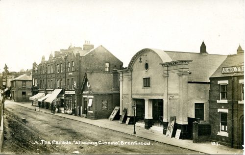 Postkarte mit der Ansicht einer Straße in Brentwood (England) und dem Kino "The Parade", Großbr ...