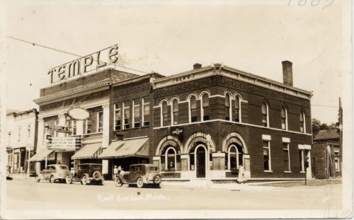 Postkarte mit der Ansicht des Kinos "Temple Theatre" in East Jordan, Mich., nach 1911