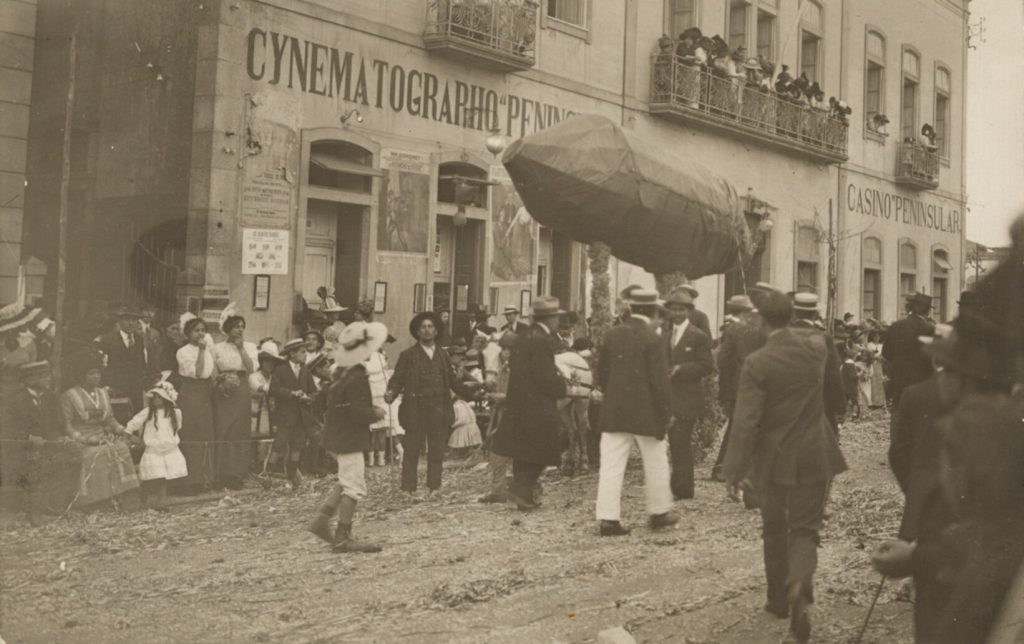 Postkarte mit einer Ansicht des Kinos "Cynematographo 'Peninsular'" samt Casino in Espinho, Por ...