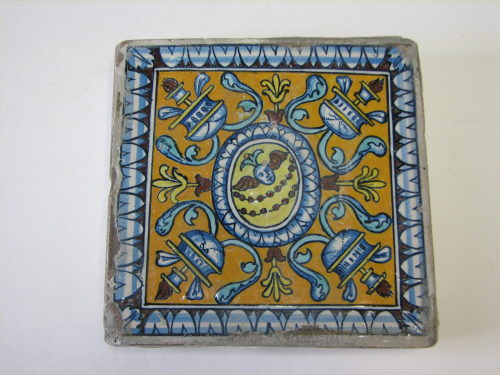 Unbekannt (Hersteller*in), Fliese mit Groteskendekor, 1509