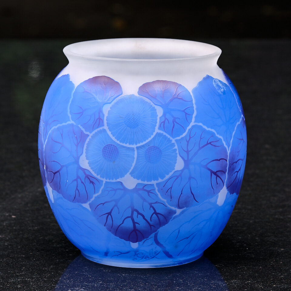 Blaue Vase mit stilisierten Blumen