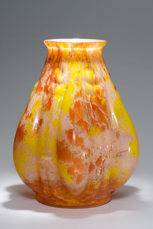 Lorrain-Verreries d'Art (Ausführung), Orange-gelbe Vase, um 1930