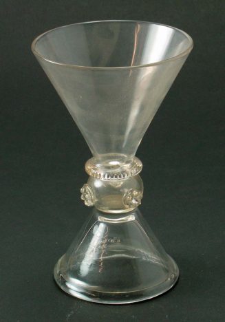 Diaboloförmiges Glas