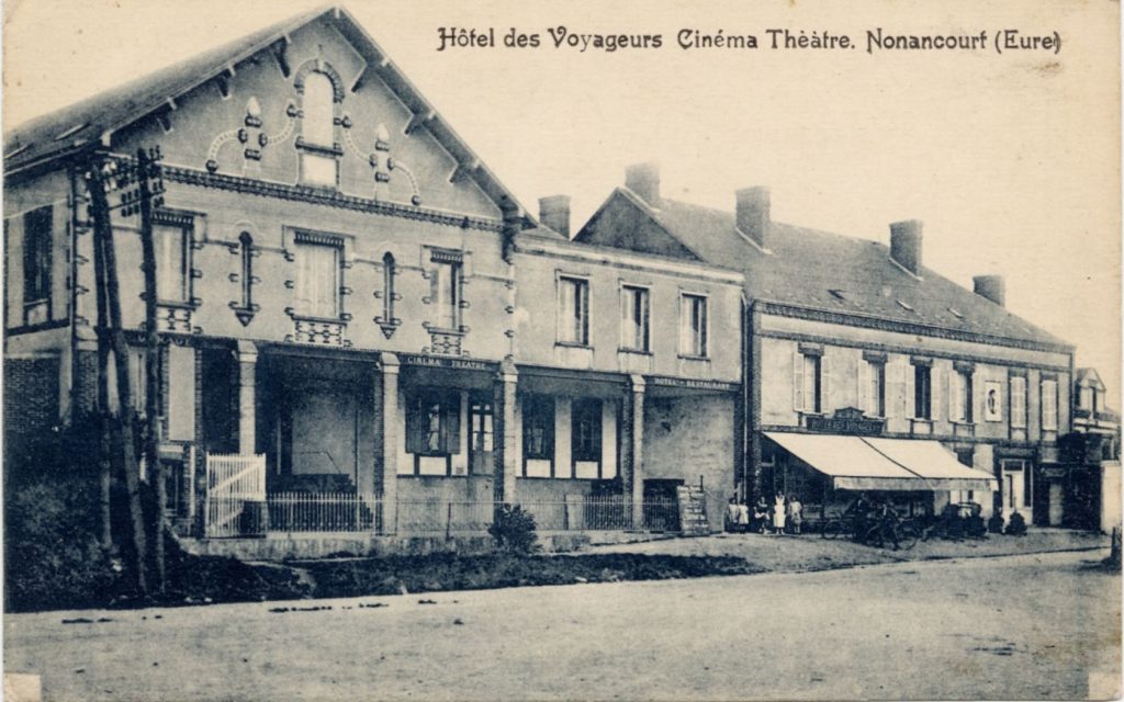 Postkarte mit der Ansicht des Kinos "Hôtel des Voyageurs Cinéma Thèàtre" in Nonancourt (Frankre ...