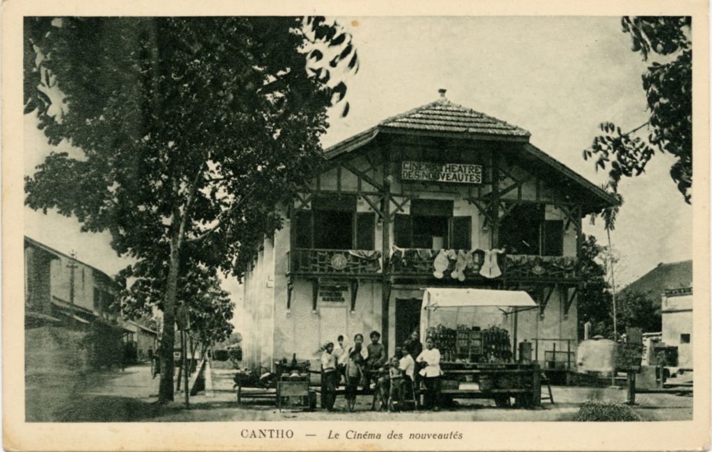 Postkarte mit der Aussenansicht des Kinos "Cinéma Theatre des Nouveautés" in Can Tho (Vietnam), ...