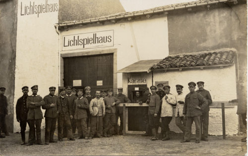 Postkarte mit der Ansicht eines deutschen Soldatenkinos ("Lichtspielhaus") während des Ersten W ...