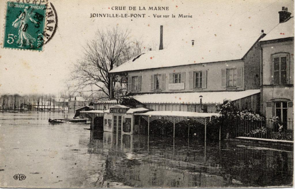 Postkarte mit der Ansicht eines vom Marne-Hochwasser überfluteten Kinos in Joinville-Le-Pont, 1 ...