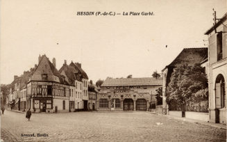 Postkarte mit der Ansicht des "Place Garbé" in Hesdin und dem "CINEMA FAMILIA", nach 1931