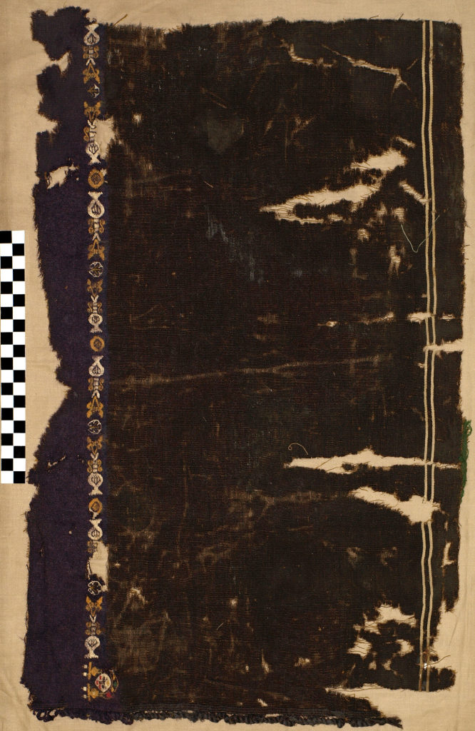 Gewebefragment (Tunikafragment) mit Zierstreifensequenz