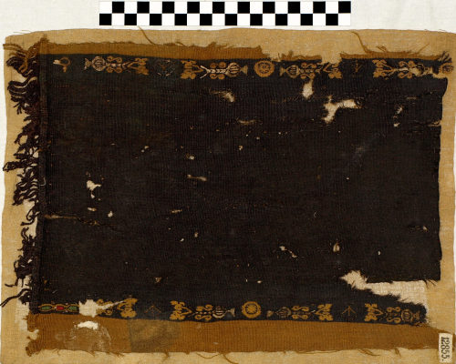 Gewebefragment (Tunikafragment) mit Zierstreifenfragment, 3.– 9. Jahrhundert