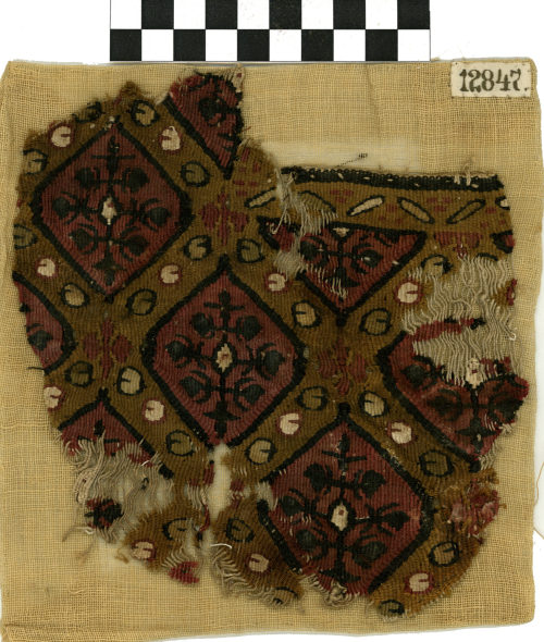 Fragment einer Wirkerei (Besatzfragment der Halspartie einer Tunika) mit Flächendekor, 3.– 9. Jahrhundert