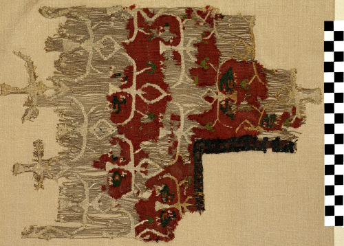 Fragment einer Wirkerei (Besatzfragment der Halspartie einer Tunika) mit Flächendekor, 3.– 9. Jahrhundert