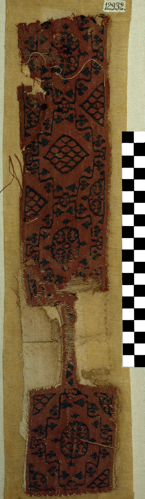 Tunikarest mit Clavusfragment, 3.– 9. Jahrhundert