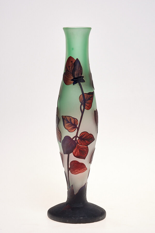 Vase mit weinroten Blumen