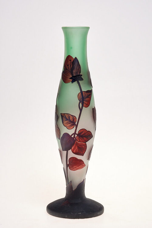 Unbekannt (Ausführung), Vase mit weinroten Blumen, Wohl 1970er-Jahre nach Vorbildern um 1900