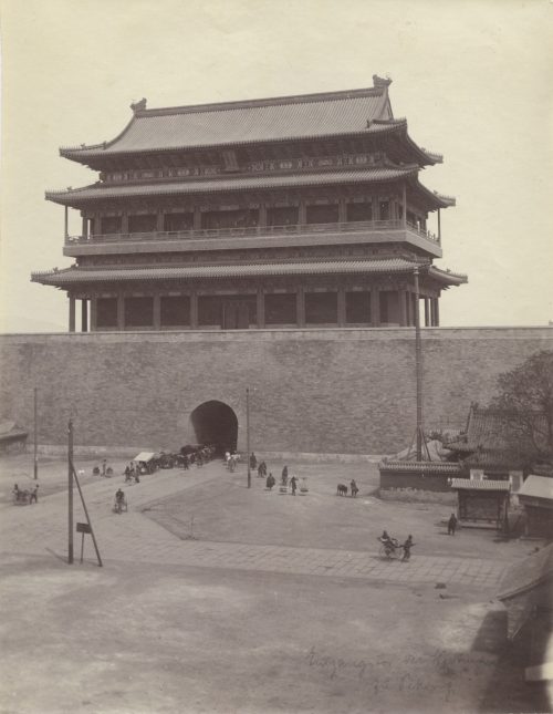 Unbekannt (Künstler*in), Eingangstor der Stadtmauer zu Peking, 1900–1914