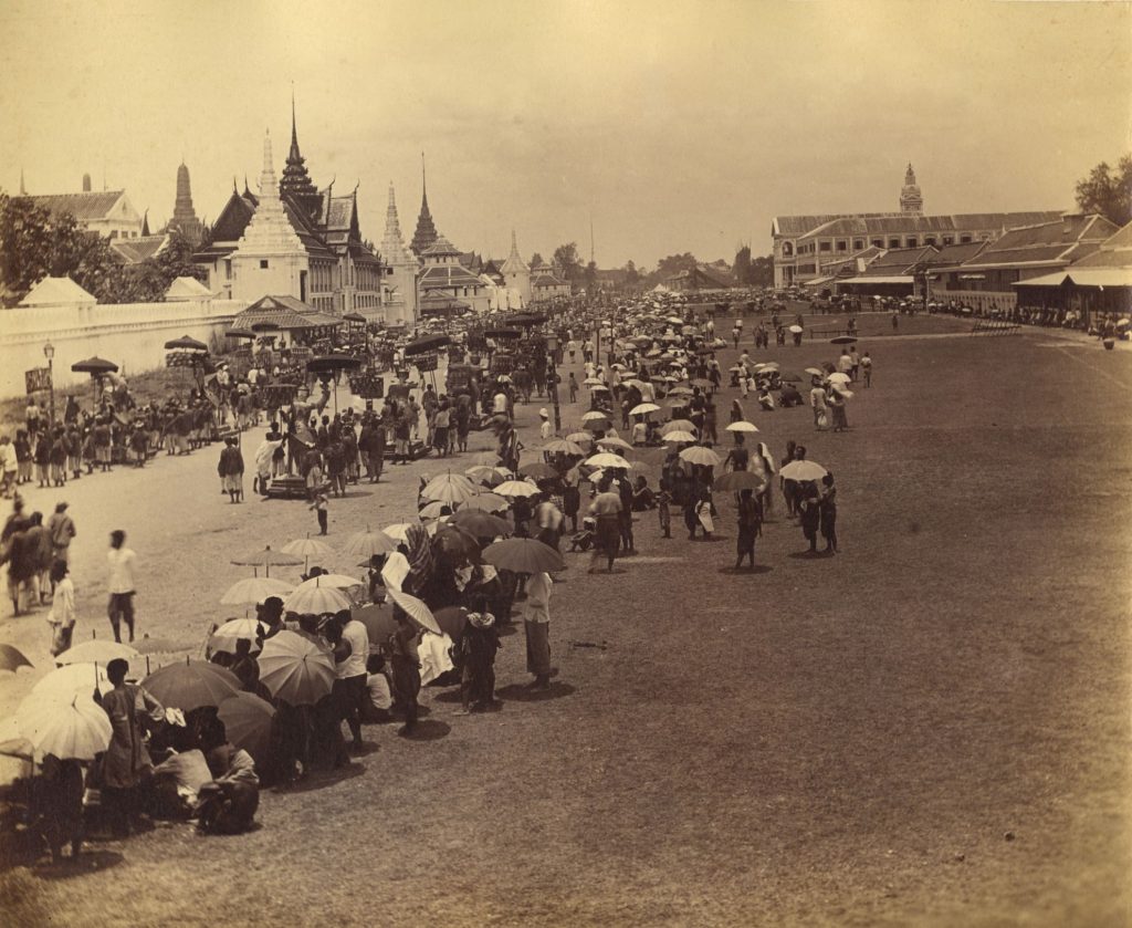 Prozession zu der Palast Mauer in Bangkok